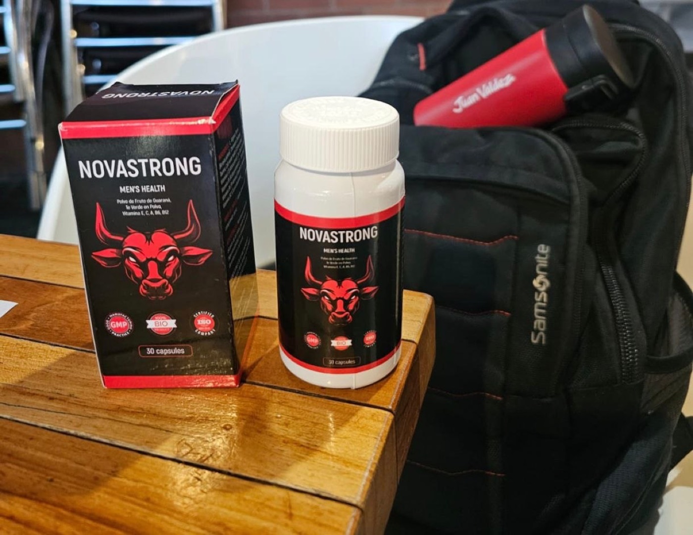 Frasco y caja NovaStrong sobre una mesa